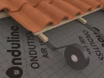 Anwendungsbeispiel von ONDUTISS® UNO SEAL SMART TAPE zur Verklebung von Dachbahnen unter einer Dachkonstruktion.