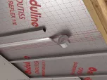 Anwendungsbeispiel von ONDUTISS® UNO ALU TAPE zur Verklebung von Dachbahnen.