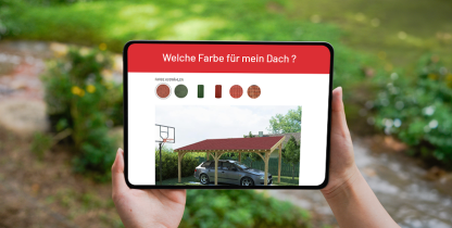 Eine Frau hält ein Tablet, auf dem der Onduline Dachsimulator geöffnet ist.