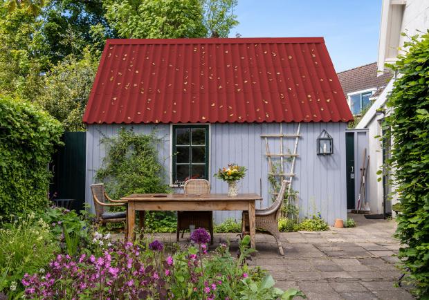 Gartenschuppen mit Onduline Easyfix Compact Wellplatten in rot