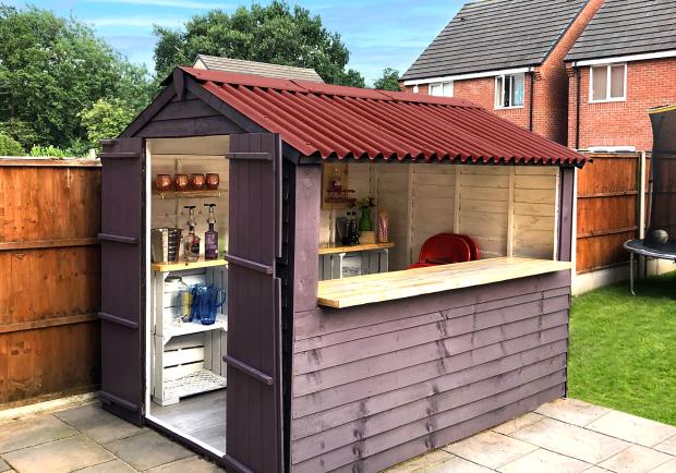 Gartenbar mit Onduline Base Wellplatten in rot