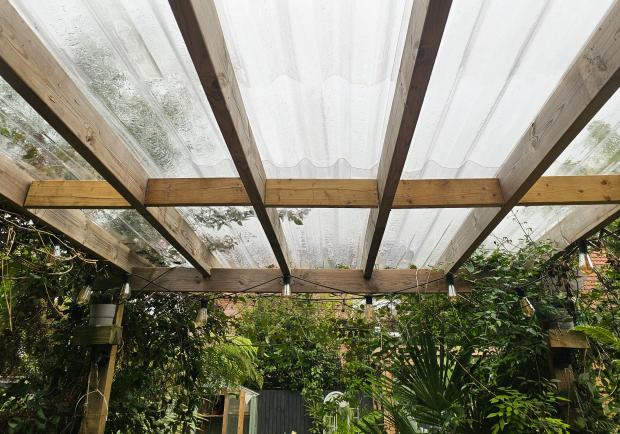 Transparentes Vordach mit ONDULINE PC Lichtplatte aus Polycarbonat in Trapezform