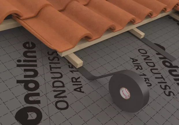 Anwendungsbeispiel von ONDUTISS® UNO SEAL SMART TAPE zur Verklebung von Dachbahnen unter einer Dachkonstruktion.