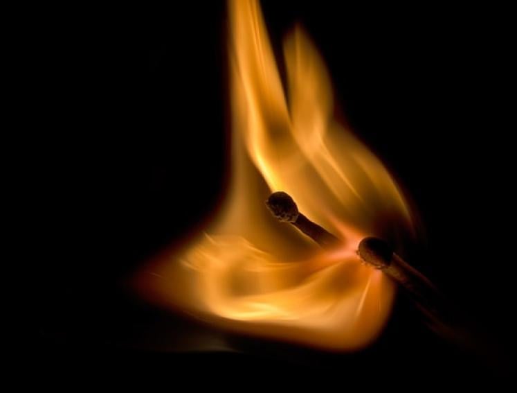 Nahaufnahme einer Flamme. 