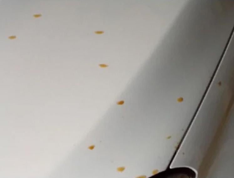 Wassertropfen und Rostflecken auf einer Fläche.