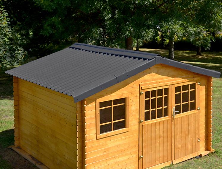 Ein Gartenhaus mit Bitumenwellplatten als Dachabdichtung.