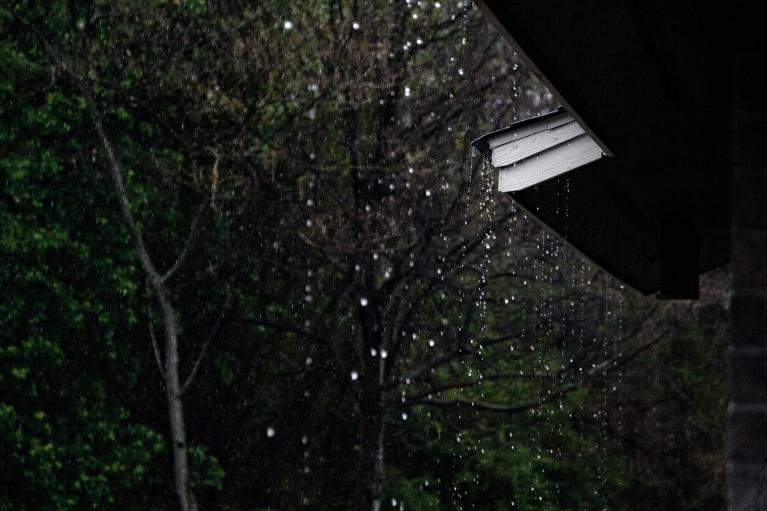 Eine tropfende Regenrinne.
